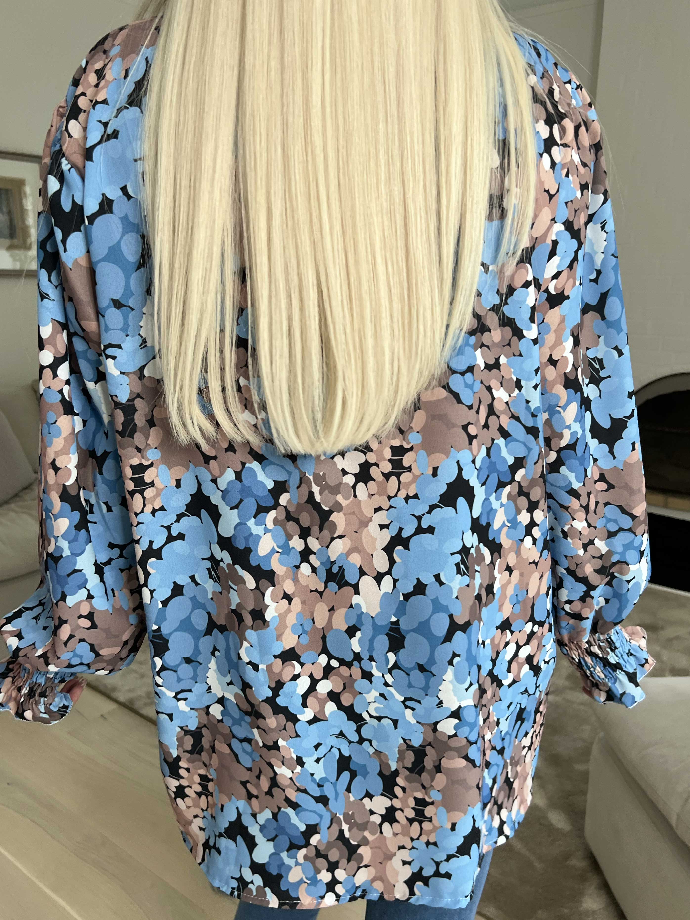 Moa - Mønstret bluse med elastik forenden af ærmerne